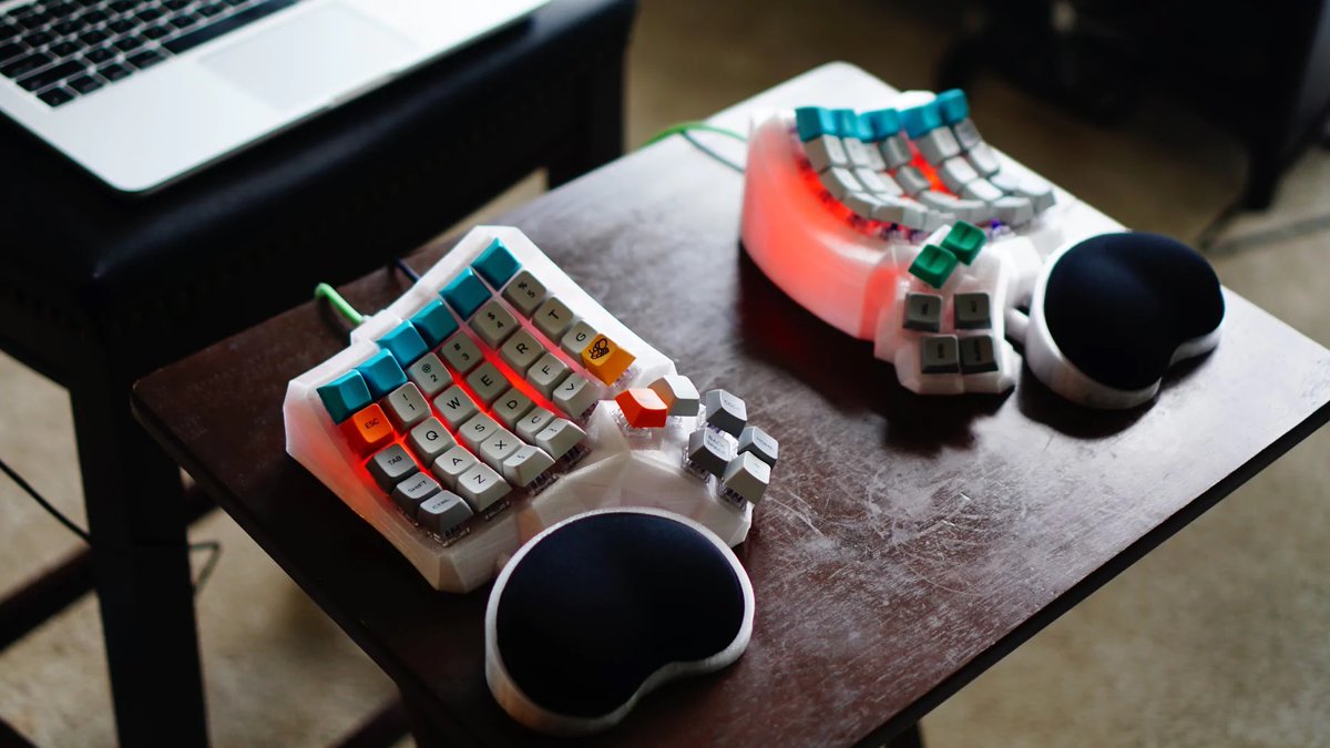 ianphowson's tweet photo. @petejohanson @ZMKFirmware Dactyls generally need very high wrist rests or a very low desk. The Chocs reduce the height by about 10mm. Much easier to fit into a regular work environment. https://t.co/k8Ls3CKwlI