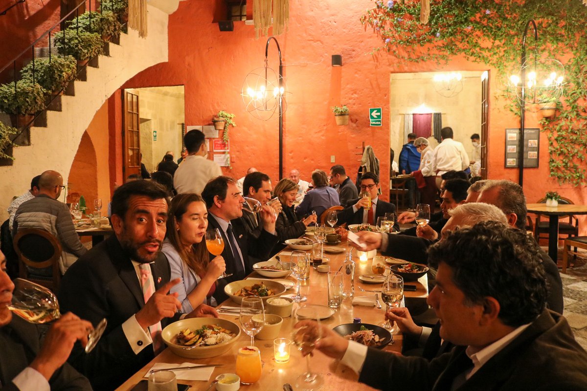 BYPSProjectsPE's tweet photo. Fortaleciendo nuestra gestión relacional, la noche del martes, en el marco de nuestra participación en #Extemin 2022 ofrecimos una cena de camaradería; la cual tuvo una importante participación de líderes gremiales, mineros y altos funcionarios internacionales...
(1/3) https://t.co/WAashGDtKi