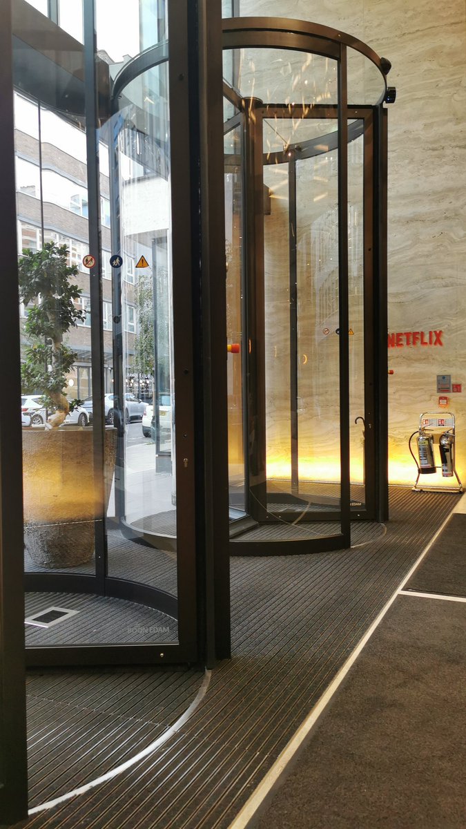 markleejose's tweet photo. Delivering "Leading from the front" @NetflixEng for London.js @ldnjsx. More demanding user interfaces are driving innovation in backend architecture. So what do modern APIs look like and what's in the future. #london #javascript https://t.co/KbXsJWfuBP