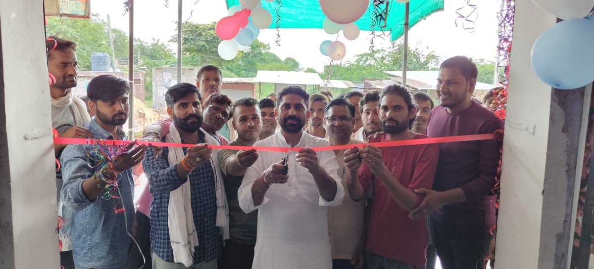 ManishYadavIn's tweet photo. आज मेरे विधानसभा क्षेत्र के मनोहरपुर में Akshu कैफे के नवीन प्रतिष्ठान के कार्यक्रम में शामिल हुआ। 

इस अवसर पर भाई जीतू मीणा जी को हार्दिक बधाई व शुभकामनाएं। 

#Shahpura #JaipurRural https://t.co/44jKa3JUjh