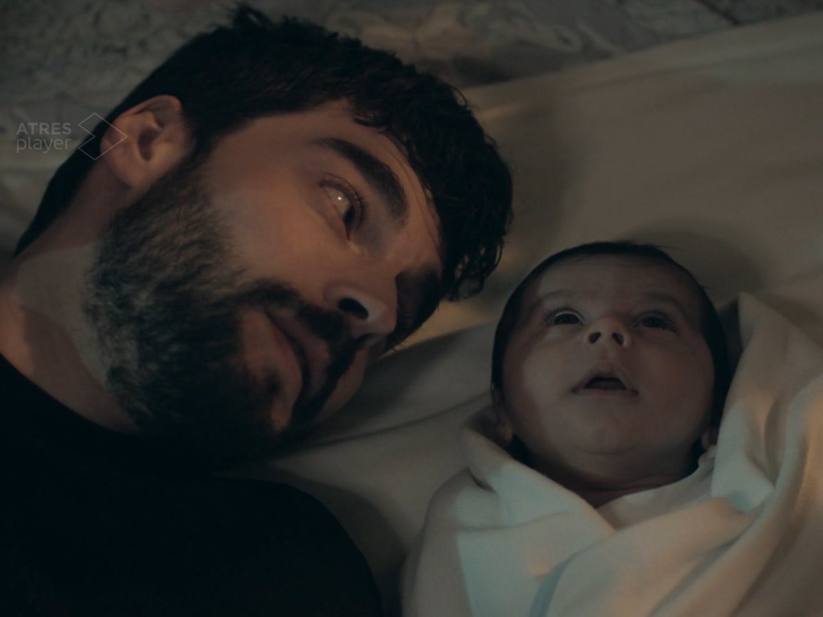 yvette_princz's tweet photo. The cutest photo you will see today 😍
#AkınAkınözü #MiranSadoglu #UmutSadoglu #UmRan #Hercai https://t.co/D9BSjor8kg