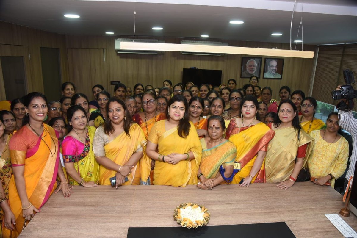 poonam_mahajan's tweet photo. नवरात्री निमित्त मतदारसंघाच्या चांदीवली विभागातील भाजपा महिला मोर्चा कार्यकर्त्यांची व पूनम महाजन महिला बचत गट महासंघाच्या सदस्यांची भेट घेऊन शुभेच्छा दिल्या. https://t.co/vJJJiVJcCO