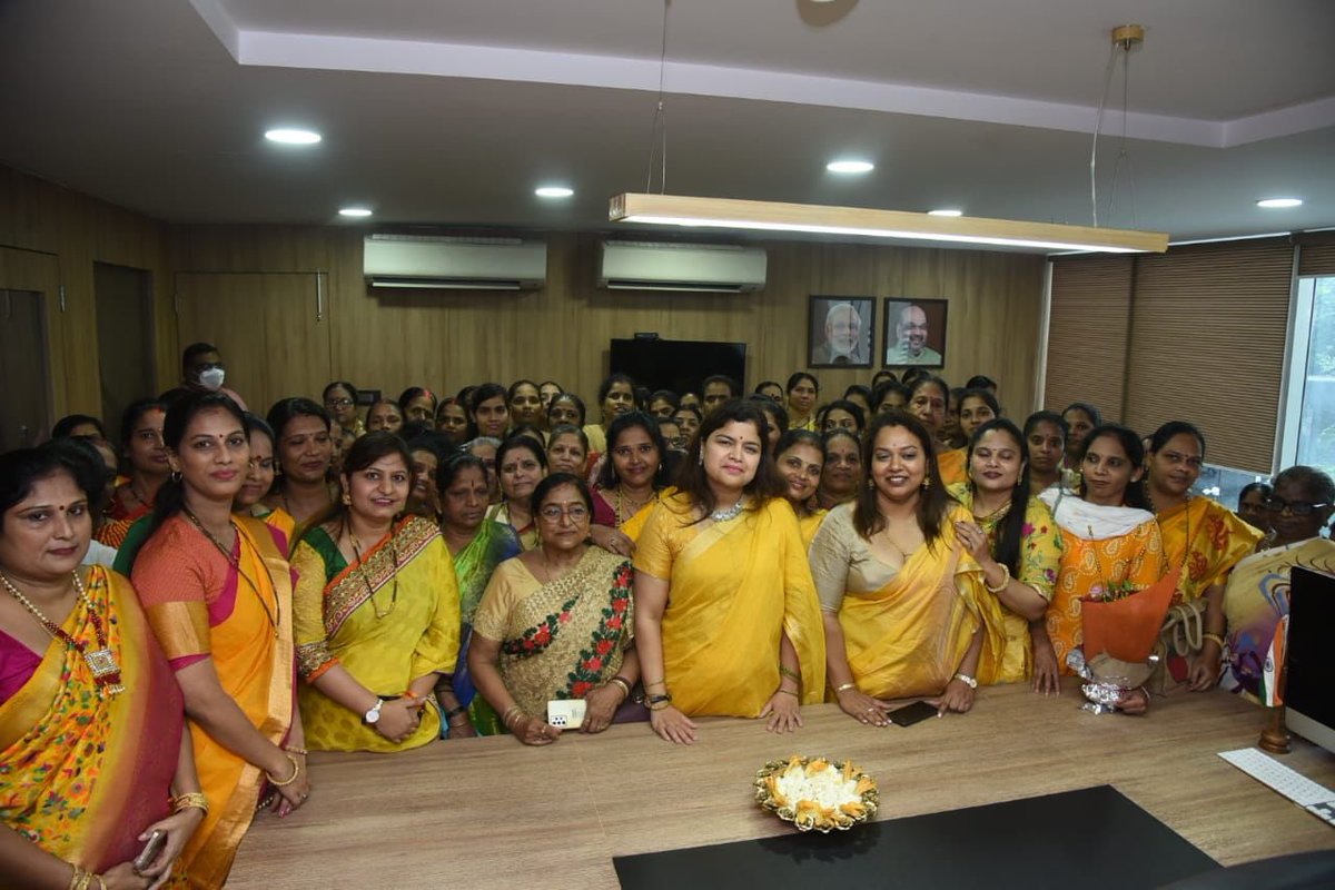 poonam_mahajan's tweet photo. नवरात्री निमित्त मतदारसंघाच्या चांदीवली विभागातील भाजपा महिला मोर्चा कार्यकर्त्यांची व पूनम महाजन महिला बचत गट महासंघाच्या सदस्यांची भेट घेऊन शुभेच्छा दिल्या. https://t.co/vJJJiVJcCO