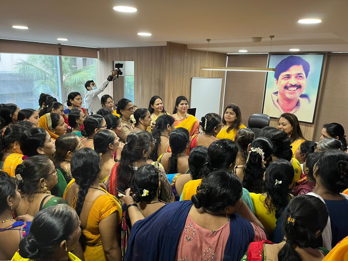 poonam_mahajan's tweet photo. नवरात्री निमित्त मतदारसंघाच्या चांदीवली विभागातील भाजपा महिला मोर्चा कार्यकर्त्यांची व पूनम महाजन महिला बचत गट महासंघाच्या सदस्यांची भेट घेऊन शुभेच्छा दिल्या. https://t.co/vJJJiVJcCO