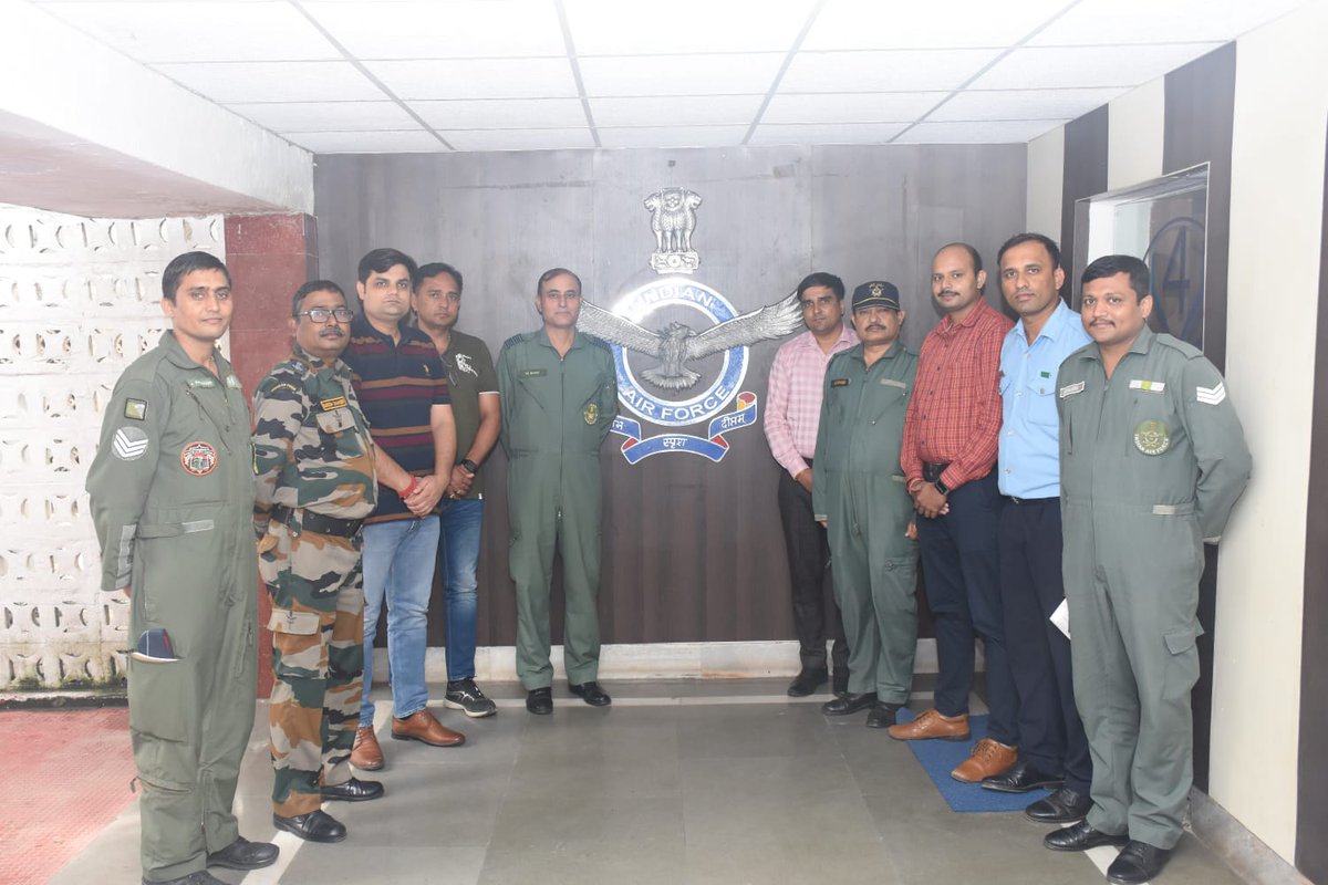 agrapolice's tweet photo. वायु सेना स्टेशन आगरा में वायु सेना के अधिकारियों को विभिन्न प्रकार से होने वाले साइबर अपराधों से बचाव के संबंध में #CyberCellAgra  द्वारा किया गया जागरूक।

1️⃣ पीड़ित होने पर टोल फ्री 1930 पर कॉल करें।
2️⃣ साइबर क्राइम पोर्टल https://t.co/7Eou9DbO5N  पर भी शिकायत करें। https://t.co/pOwdqXXcDz