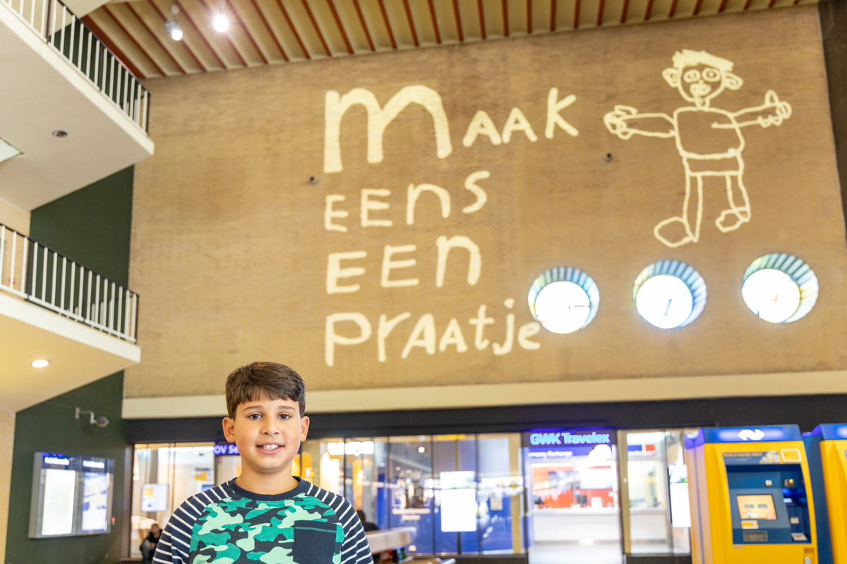 NS_online's tweet image. De Week Tegen Eenzaamheid is gestart. Daarom zijn er op 9 stations lichtprojecties met boodschappen van hoop, gemaakt door kinderen van @Weekendschool. Onder andere op Eindhoven Centraal en Heerlen. De boodschap van Yilbriel (11): “Maak eens een praatje”. nieuws.ns.nl/boodschappen-v…