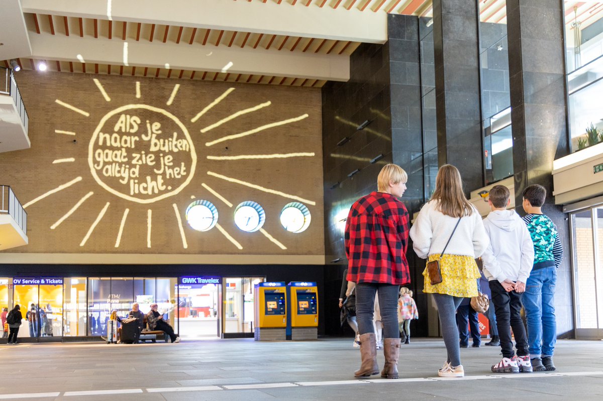 NS_online's tweet image. De Week Tegen Eenzaamheid is gestart. Daarom zijn er op 9 stations lichtprojecties met boodschappen van hoop, gemaakt door kinderen van @Weekendschool. Onder andere op Eindhoven Centraal en Heerlen. De boodschap van Yilbriel (11): “Maak eens een praatje”. nieuws.ns.nl/boodschappen-v…