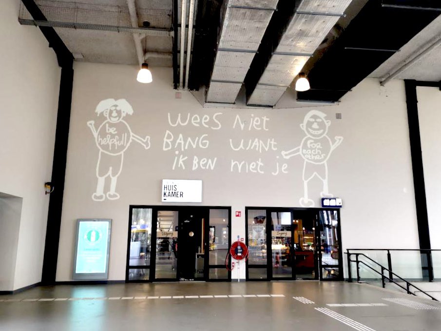 NS_online's tweet image. De Week Tegen Eenzaamheid is gestart. Daarom zijn er op 9 stations lichtprojecties met boodschappen van hoop, gemaakt door kinderen van @Weekendschool. Onder andere op Eindhoven Centraal en Heerlen. De boodschap van Yilbriel (11): “Maak eens een praatje”. nieuws.ns.nl/boodschappen-v…