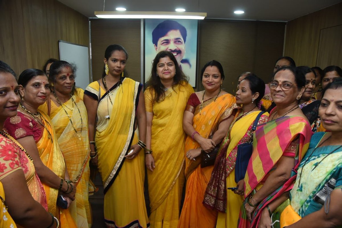 poonam_mahajan's tweet photo. नवरात्री निमित्त मतदारसंघाच्या कुर्ला विभागातील भाजपा महिला मोर्चा कार्यकर्त्यांची व पूनम महाजन महिला बचत गट महासंघाच्या सदस्यांची भेट घेऊन शुभेच्छा दिल्या. https://t.co/DQmnsgpqRO