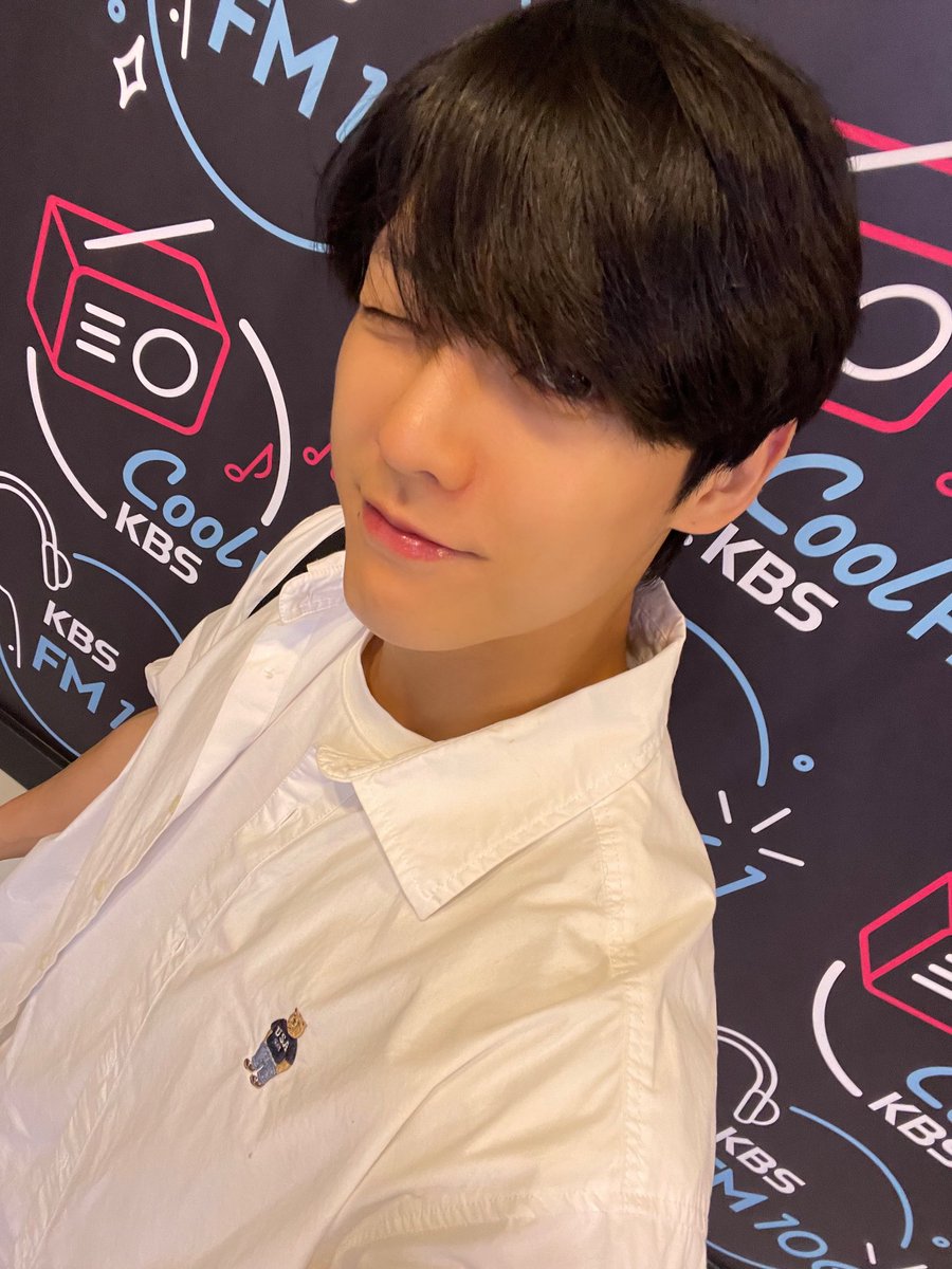 Starry_scooter's tweet photo. 뭐지..?  왜 갈수록 더 어려지는 거지?
혼자 몰래 뭐 먹길래 이케 동안이냐구!!💙

@btob2mh https://t.co/jcnkYZw8te