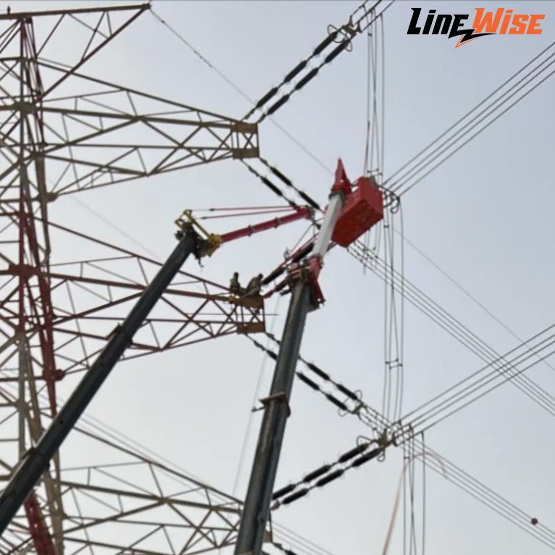 LineWiseUp's tweet photo. The ⚡️LineWise⚡️ Hydraulic IWP doing it HOT 🔥
#Transmission #DoingitHot #ThankaLineman #LinemanPride #LinemanLife #BareHand https://t.co/EvA4wCbcga