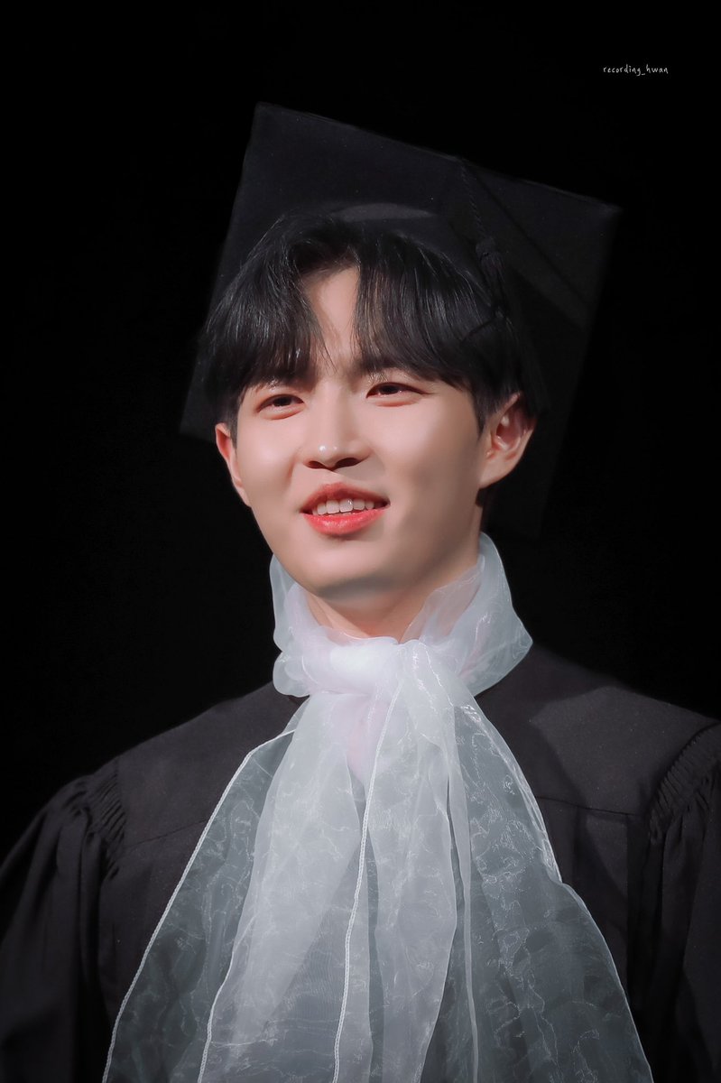 recording_hwan's tweet photo. 다섯번째 미니앨범 활동 마지막까지
너무 수고많았고 덕분에 행복했어🎓

220917 원티샵 팬싸 
#김재환 #재환 #KIMJAEHWAN #jaehwan https://t.co/1Ik4Yy1pRv