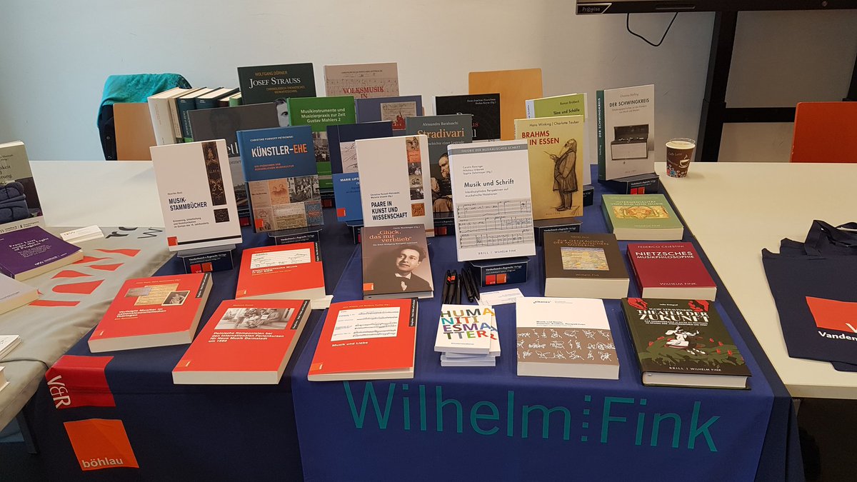 TomWappler's tweet photo. @ChristineForno3 Das passiert auch: Die Bücher der lieben Kolleg:innen sind im Verlagsraum ausgelegt. :) https://t.co/nduSwP8zlF