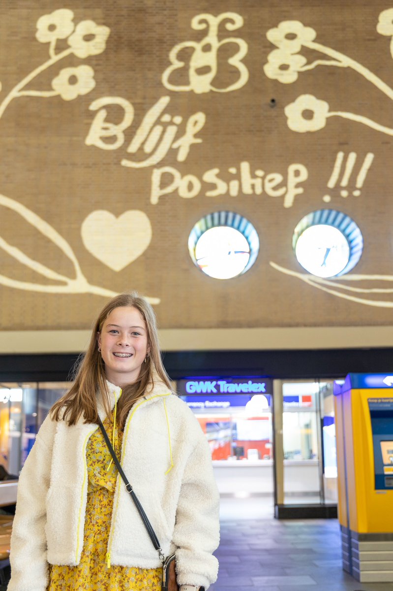 NS_Stations's tweet image. Op 9 stations zijn de komende week lichtprojecties te zien vanwege #weektegeneenzaamheid. Kinderen van @Weekendschool hebben boodschappen gemaakt die onder andere op Eindhoven Centraal en Heerlen te zien zijn. nieuws.ns.nl/boodschappen-v…
