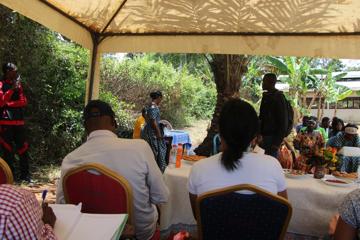 AFD_France's tweet photo. #FARMInitiative

Nos équipes se mobilisent en faveur de la #SécuritéAlimentaire :
✔️travail à Yaoundé sur les dispositifs de Conseil agricole avec des acteurs du #Sénégal (CGER et @SaedSenegal), de #Madagascar (PAPAM et FDA), et du #Cameroun (PCP-ACEFA). https://t.co/SZIyhTEJ99