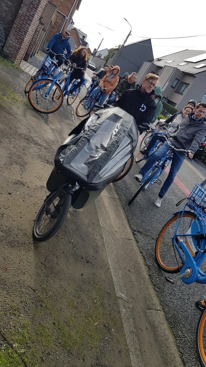 patrickdhaese's tweet image. Rondleiding in fietsstad @StadDeinze voor studenten @viveshogeschool. Fietsbeleid in de praktijk: #fietsstraten, #fietsenstallingen, #fietssnelwegen, #fietscultuur, #combimobiliteit,... @janvermeulenD @TrajectMobility @BlueBikeBelgium #lovemyjob