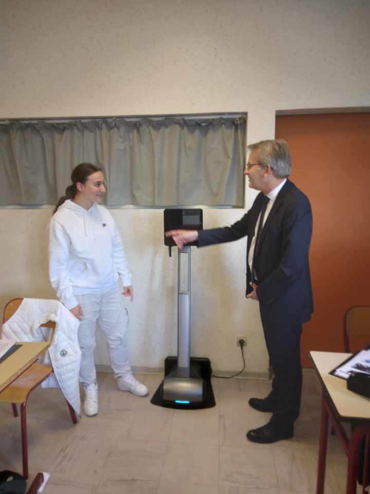Dsden57's tweet photo. Lycée J.Daubié-Rombas : Johan, élève de Term.  empêché peut suivre ses cours en direct et être en interaction avec sa classe grâce à #Beam+. M. Cottet, DASEN, a pu découvrir le 1er robot du programme Ted-i en Moselle !
@acnancymetz @PapNdiaye @HuartJean https://t.co/crH4jeuahG