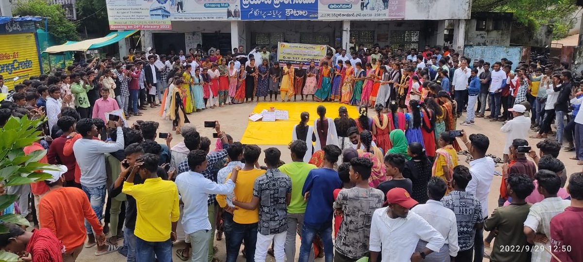 Sai89489013's tweet photo. @KTRTRS @trsharish G.O 317వల్ల ఆసిఫాబాద్ జిల్లాకు దాదాపు12వందల మంది స్థానికేతర ఉద్యోగులు వచ్చారు. దీనివల్ల స్థానికులు ఉద్యోగాలు కోల్పోవాల్సి వస్తుందని ఆవేదనతో G.O 317పై పునఃసమీక్ష జరపాలని స్థానిక నిరుద్యోగులు స్థానికేతర ఉద్యోగులు కలిసి చేసిన నిరసన కార్యక్రమం.తిరగబడ్డ బతుకమ్మ https://t.co/DXiE4YVt9B