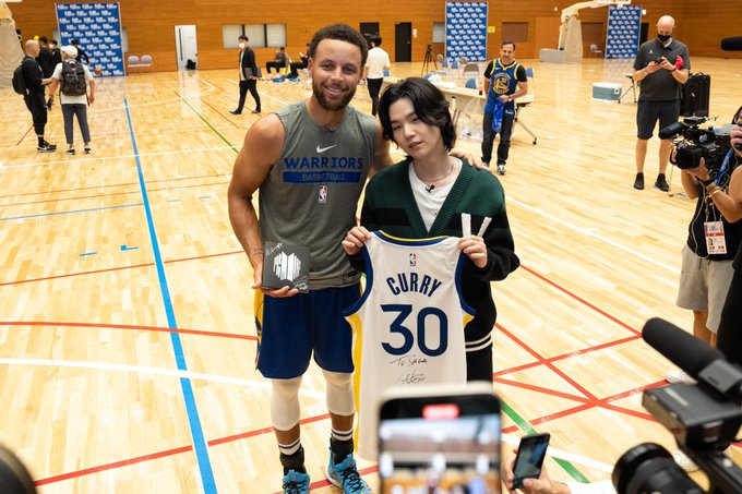 Nbaカリー Bts Suga 東京でスーパースター2ショット実現に大反響 日本で会ってる奇跡 Oricon News