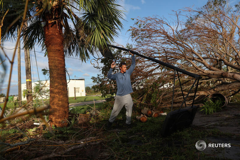 Rescue workers and residents of Florida's Gulf Coast searched for missing people and picked up the pieces from wrecked homes after Hurricane Ian tore through the area with howling winds, torrential rains and caused massive power outages reut.rs/3BTEy7Y 1/9