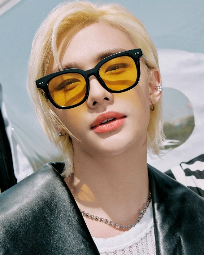 HHJCentral's tweet photo. Highest Pre-order record for Kpop male idols Chinese Fanbases (C-bar) (UPDATED):

1- BTS V: 230k+ MAP OF THE SOUL:7
2- @Stray_Kids #Hyunjin: 180k+ (MAXIDENT) *
3- BTS Jungkook: 166k+ MAP OF THE SOUL:PERSONA

*still counting https://t.co/IS9Bv79Zms