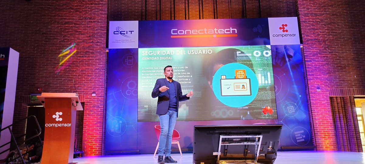 Compensar_info's tweet photo. #Conectatech2022 
"Si yo no quiero que mi información personal esté a la deriva, soy la primera persona que debe ser responsable de en donde expongo mi #información. Nuestra identidad #digital es mucho más real de lo que imaginamos": Arthuz Díaz de @Huawei_Colombia #tics #riesgo https://t.co/vfs553ejZw