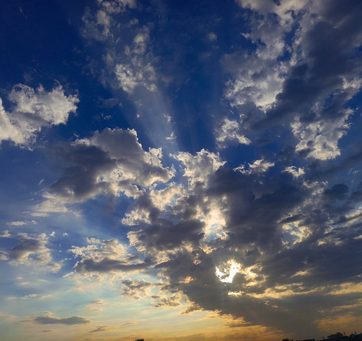 SarahFVohra's tweet photo. Sight to behold while stuck in traffic.

#Karachi #KarachiSunset https://t.co/YFg1M0COG5