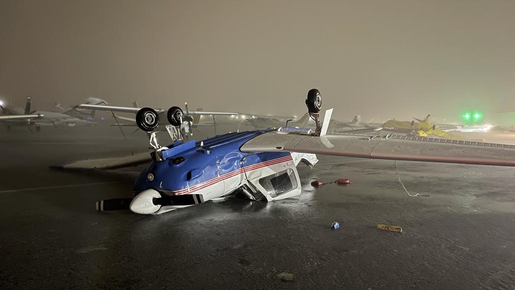 EddyWarman's tweet photo. Así estas avionetas que fueron volteadas por la fuerza del #huracán #Ian, en el #aeropuerto de #NorthPerry en #Florida https://t.co/1yMlGHsosS