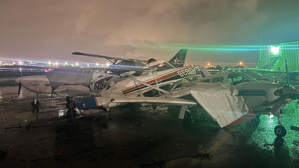 EddyWarman's tweet photo. Así estas avionetas que fueron volteadas por la fuerza del #huracán #Ian, en el #aeropuerto de #NorthPerry en #Florida https://t.co/1yMlGHsosS