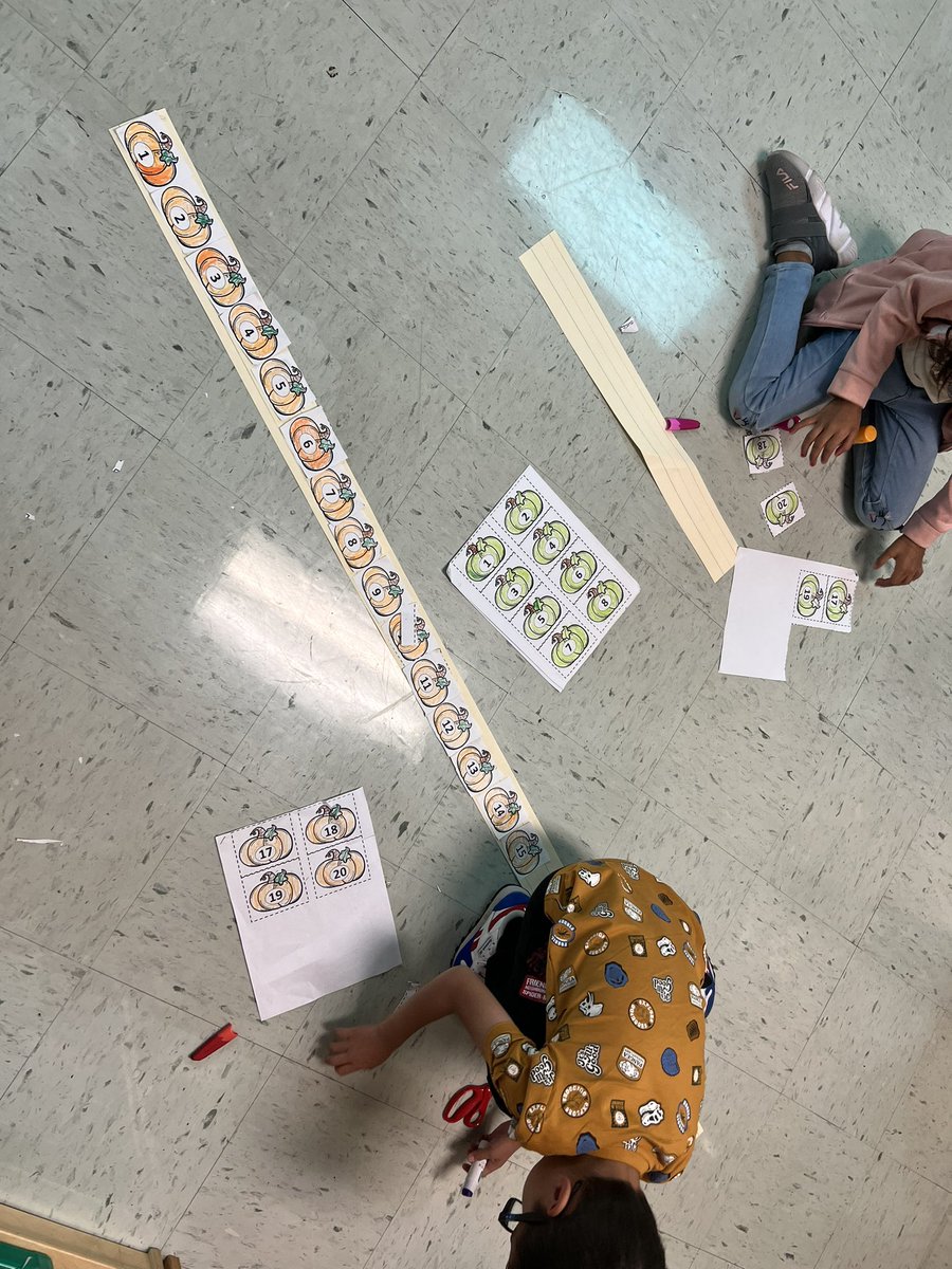 jimenezmcbee's tweet photo. πFALLπ number lines #fallmath #pumpkins #whymcbee #bumblebees @ElementaryMcbee https://t.co/jvbA6pMLrM