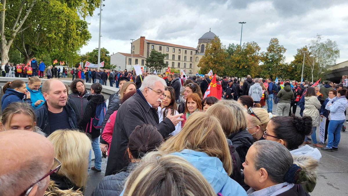 deputesPCF's tweet photo. Les @deputesPCF mobilisés auprès des manifestants pour obtenir l’augmentation des salaires et s’opposer à la réforme des retraites que veut imposer Emmanuel Macron. Ses menaces de dissolution ne font peur à personne et sont conformes à sa façon de gouverner. #MemePasPeur https://t.co/u4Yzu4saYK