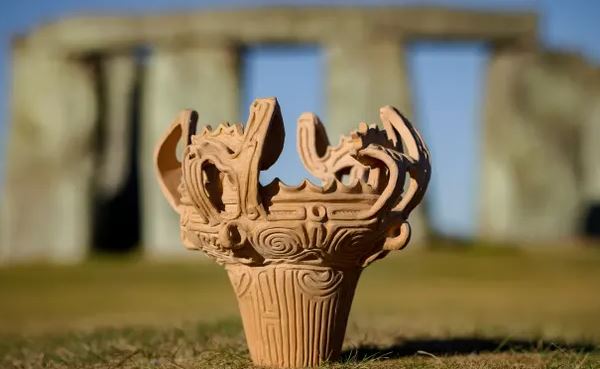 Stonehenge exhibition shows links with ancient Japan bit.ly/3UQQ9gw <a href="/guardian/">The Guardian</a>