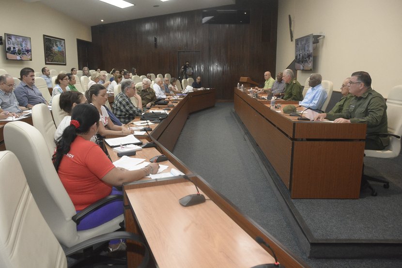 Durante la reunión de chequeo de las afectaciones del huracán Ian, el Presidente cubano <a href="/DiazCanelB/">Miguel Díaz-Canel Bermúdez</a> se interesó por los jóvenes, por los estudiantes universitarios; y quiso saber si en el municipio especial ellos habían sido convocados a las tareas de recuperación. #FuerzaCuba