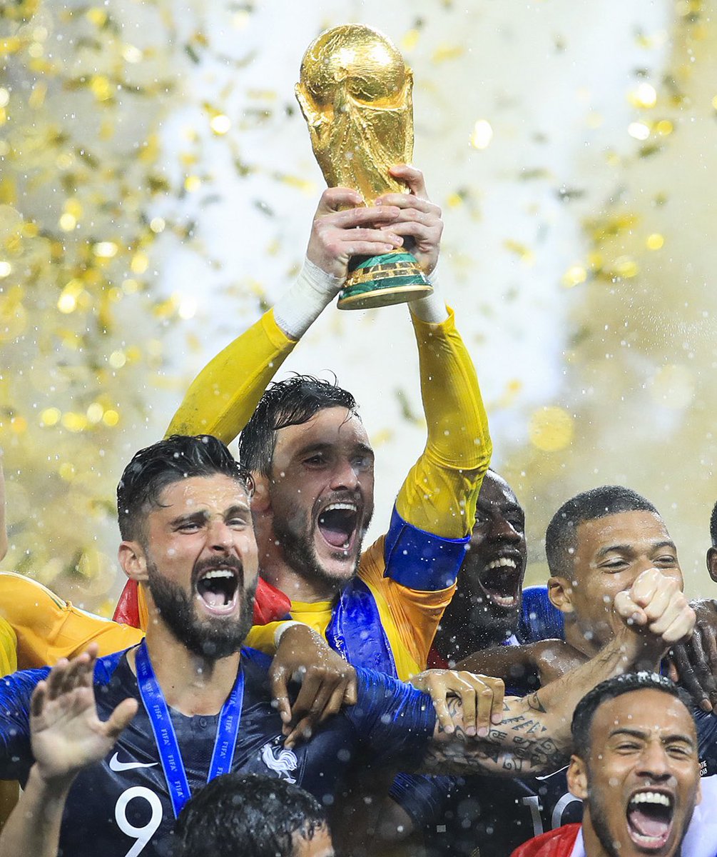 🤍 Hugo Lloris : « On m’a donné la responsabilité du brassard très tôt en Équipe de France.

Je pense que je n’étais pas prêt. 

C’était une des périodes les plus sombres de l’histoire de l’EDF. Après la CDM 2010, nous avons dû tout reconstruire. »

🧑🏻‍💻| SpursPlay