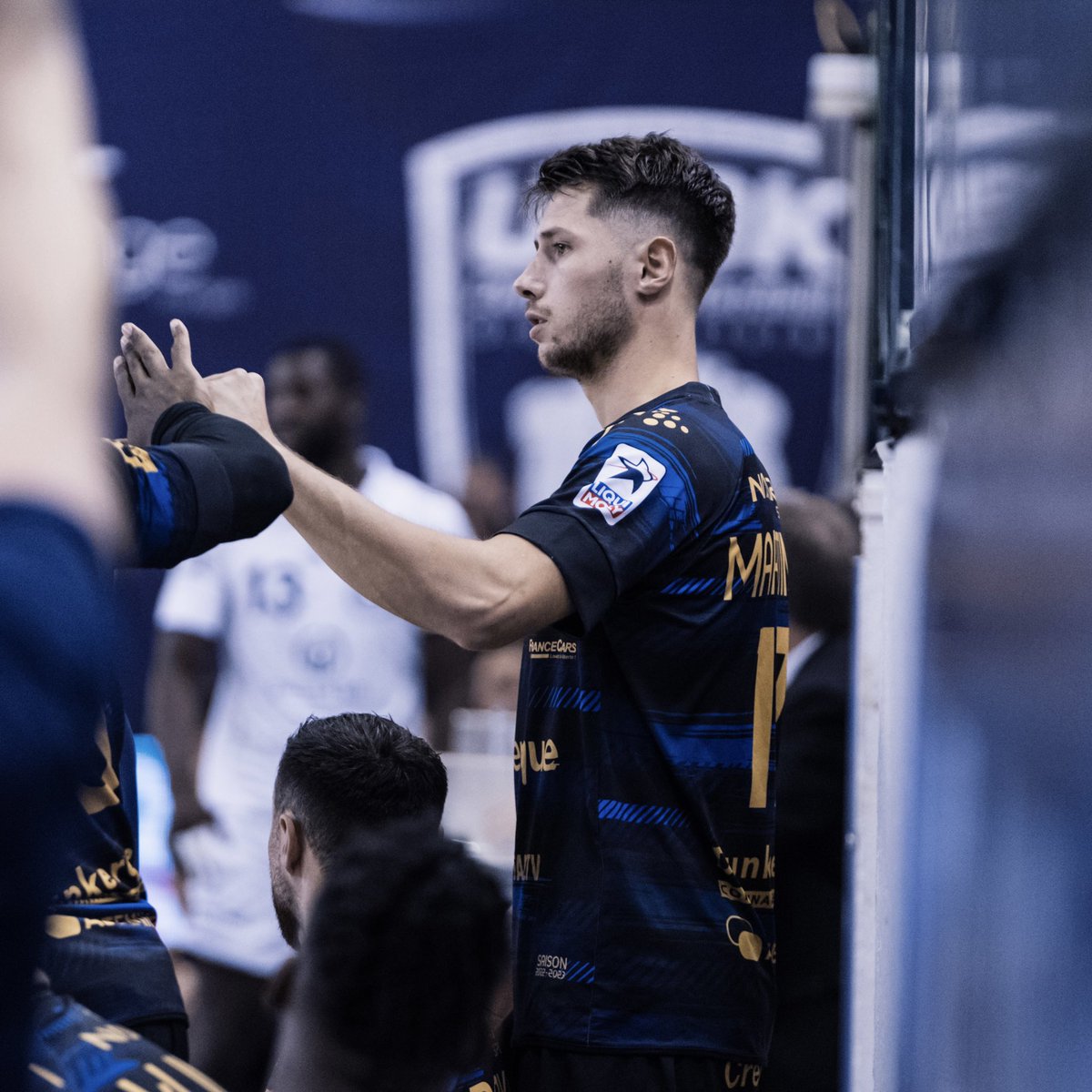 USDKDunkerque's tweet photo. [#DUNTOU] Avec un Gabin MARTINEZ à 5 buts et un @Sam_Blhcn à 10 arrêts, nos Lions mènent de 1 but à la pause (18-17). 🔵⚫️ https://t.co/M5j2nSKKrP