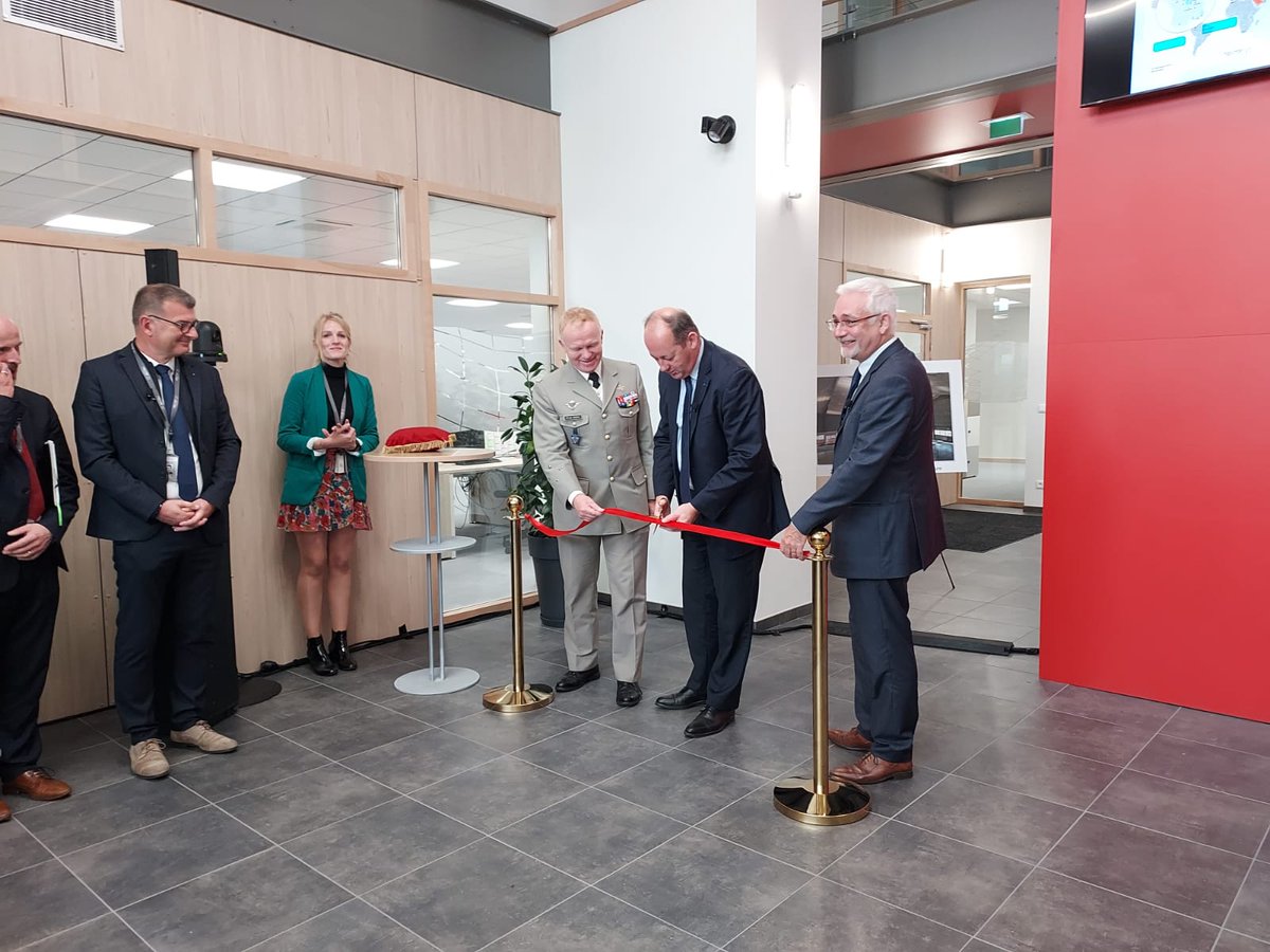 KNDS_France's tweet photo. Le bâtiment « Nouvelle Aquitaine » qui héberge désormais l’ensemble des activités de la business unit Services Clients de Nexter vient d’être inauguré à Roanne. Entièrement rénové, il offre les moyens nécessaires à l’accompagnement de la performance des forces au quotidien. https://t.co/HeqMugHPqh