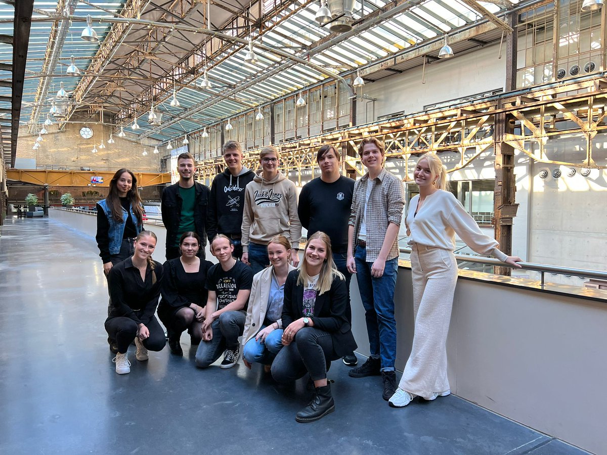 rocvantwente's tweet photo. Vandaag kwamen onze ambassadeurs bij elkaar voor een kick-off bijeenkomst. Deze studenten gaan komend jaar ondersteunen in de voorlichting en leerlingen van het voorgezet onderwijs helpen de juiste keuze te maken.

#amba #voorlichting #studiekeuze https://t.co/liOhzjWRyn