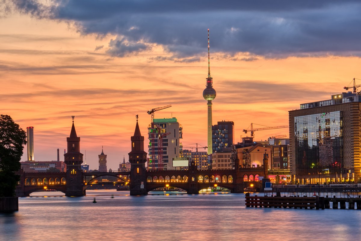 uberplatz's tweet photo. Berlin fasziniert uns immer wieder aufs Neue, euch auch? 🎴
#spreeblick https://t.co/XyuFMShkPQ