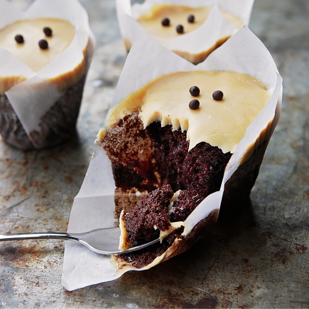 MacrinaBakery's tweet photo. Our Mini Salted Caramel Cups are little cups of delicious chocolate cake with salted caramel glaze and chocolate pearls. Because adults need cupcakes too! 😈
#macrinabakery #saltedcaramelcups #grownupcupcake #perfectbite #autummenu2022 #seattlebakery #pnwbakes https://t.co/uiXQql9ln7