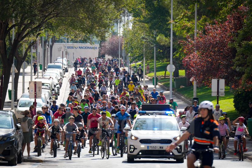DGTes's tweet photo. ¿Qué mejor manera de cerrar la #SEM2022 que con un paseo en 🚲? Es lo que hicieron en #Albacete, organizado por @AytoAlbacete, con la #JPT, @dipualba y @AspronaAlbacete. Personas discapacitadas del Centro Ocupacional también participaron con triciclos de #DGT.

#ConectandoMejor https://t.co/c7WBdSKeg7