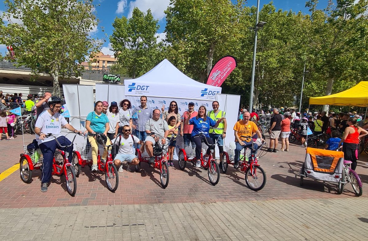 DGTes's tweet photo. ¿Qué mejor manera de cerrar la #SEM2022 que con un paseo en 🚲? Es lo que hicieron en #Albacete, organizado por @AytoAlbacete, con la #JPT, @dipualba y @AspronaAlbacete. Personas discapacitadas del Centro Ocupacional también participaron con triciclos de #DGT.

#ConectandoMejor https://t.co/c7WBdSKeg7