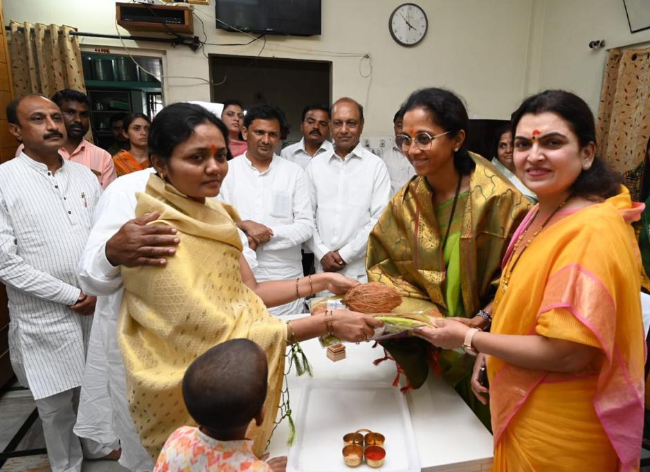 supriya_sule's tweet photo. उस्मानाबाद जनता सहकारी बँकेचे चेअरमन वसंतराव नागदे यांच्या घरी सदिच्छा भेट दिली. यावेळी नागदे कुटुंबियांनी अतिशय आपुलकीने स्वागत केले. याबद्दल त्यांचे मनापासून आभार. https://t.co/QrBCq9Tc5n