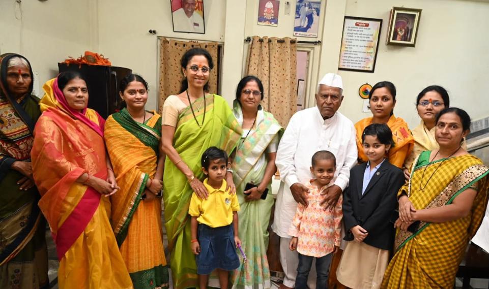 supriya_sule's tweet photo. उस्मानाबाद जनता सहकारी बँकेचे चेअरमन वसंतराव नागदे यांच्या घरी सदिच्छा भेट दिली. यावेळी नागदे कुटुंबियांनी अतिशय आपुलकीने स्वागत केले. याबद्दल त्यांचे मनापासून आभार. https://t.co/QrBCq9Tc5n