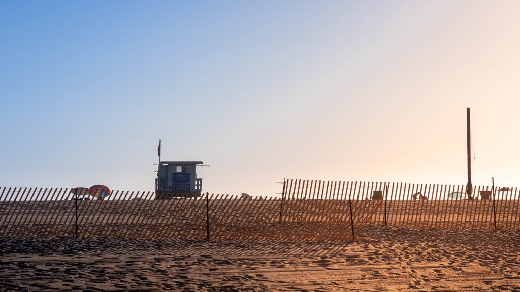 mr_note19's tweet photo. Another beautiful sunset and silhouette shot at Santa Monica 🇺🇸🏖️🤩 “I really enjoyed the atmosphere here” 
#NFTs #California #nftphotography https://t.co/HHV3K8O501