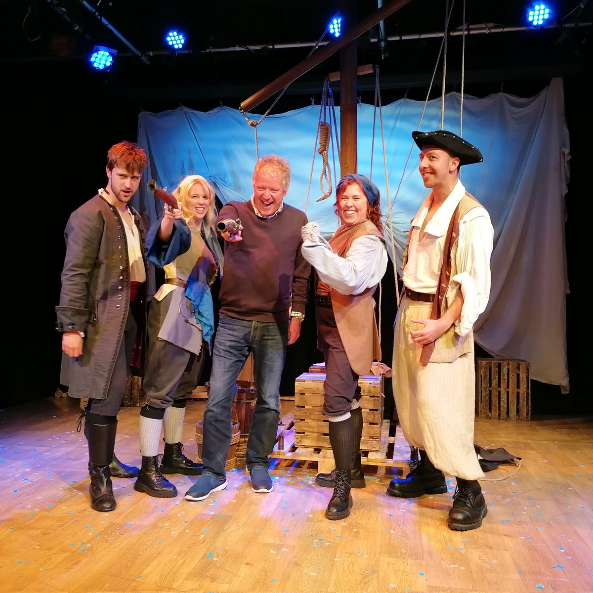NovandaPro's tweet image. James Bonny's descendant, Clive joined our pirate crew last night. @ropetackleart 🏴‍☠️⛵
#BonnyAndRead #ontour #piratelife