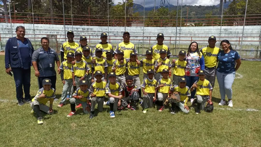 FEVEBEISBOL's tweet photo. #NacionalU8 ⚾️
•
Listos los Estados que jugarán en breve por las medallas y el trofeo del torneo 🏆🥇🥈🥉
•
Detalles en la web 💻 https://t.co/h8qpRGqi0K
•
#SembrandoBeisbol https://t.co/mPSgtMeJ1F