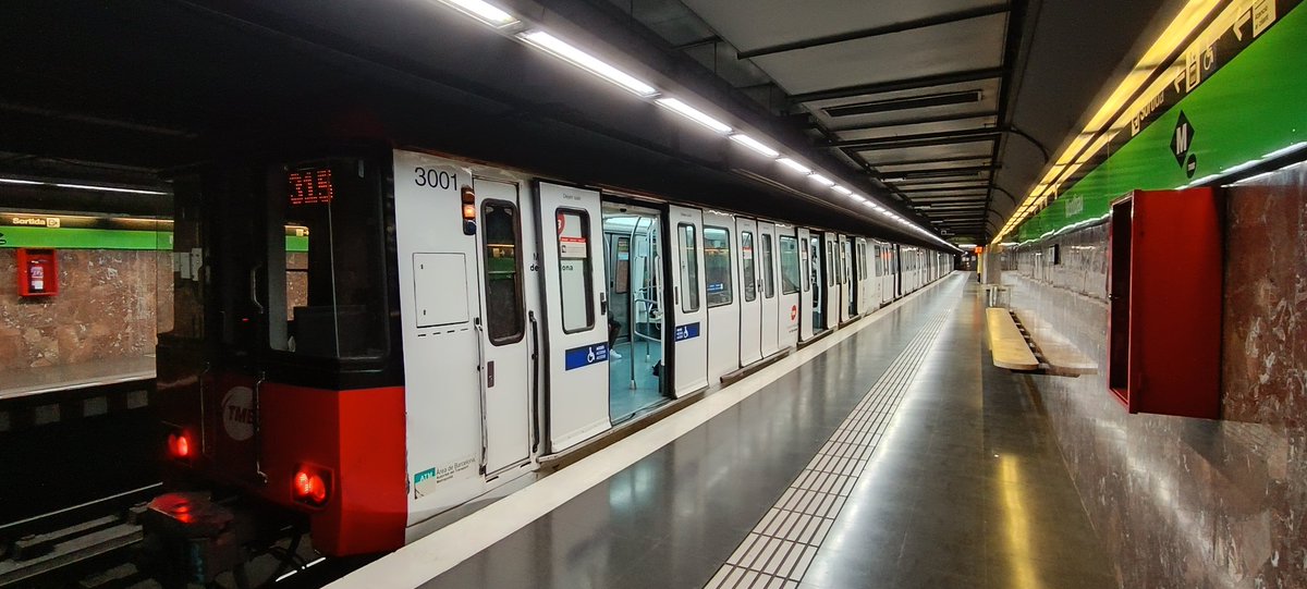 grescoe's tweet photo. This is cool!

In #Barcelona metro stations, you can charge e-scooters in these lockers. The electricity is generated—or recuperated—when the metro trains brake as they enter the stations.

Transit powering sustainable city transport. https://t.co/1rnmFnBe6b