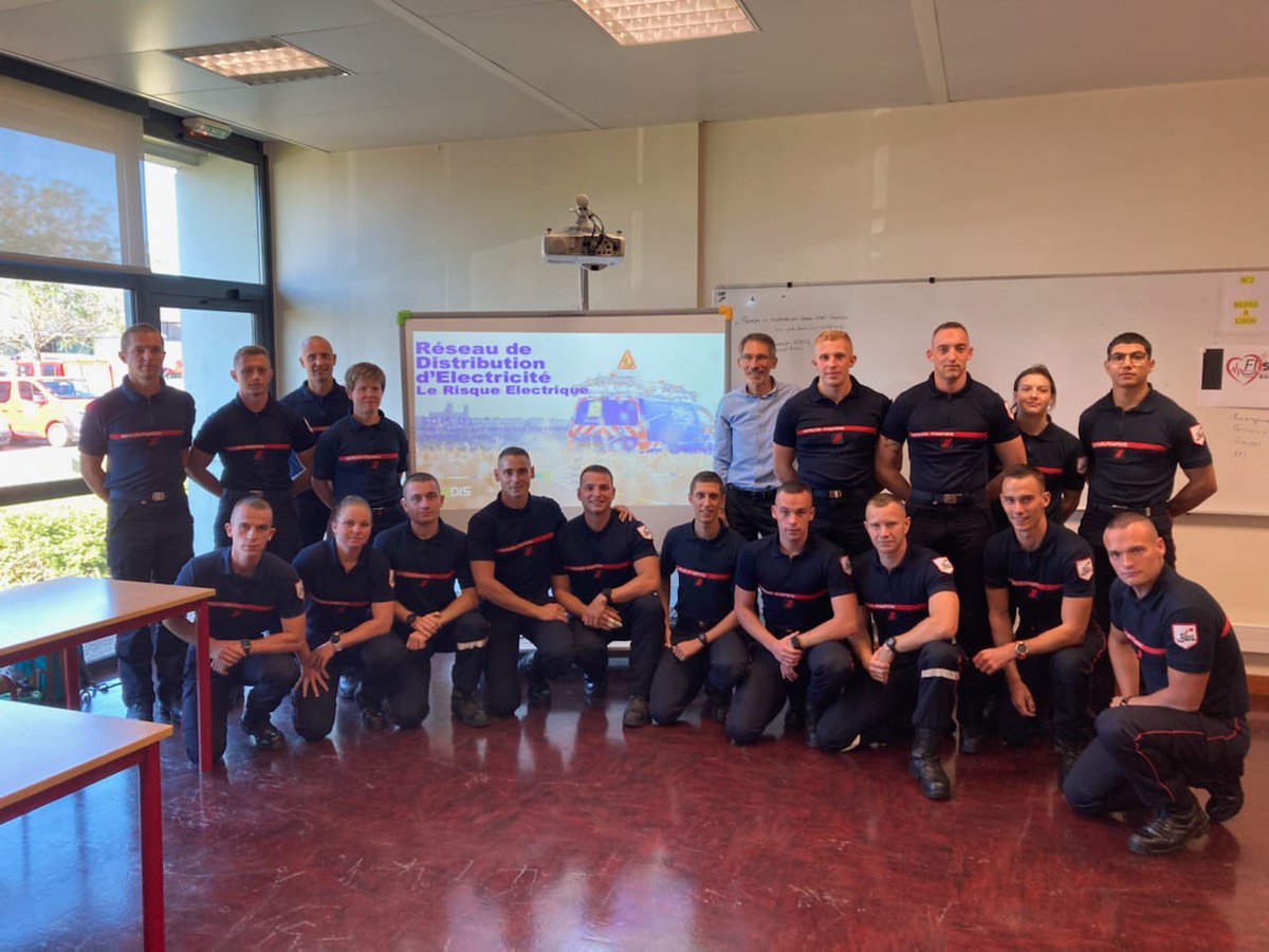 Enedis_AuRA's tweet photo. .@enedis à la rencontre de sapeurs #pompiers professionnels 🧑‍🚒 en formation pour les sensibiliser aux #risquesÉlectriques ⚠️. Démarche réalisée dans le cadre d’un partenariat entre @sdis01 et @enedis 🤝. https://t.co/xy3OL0o8ad