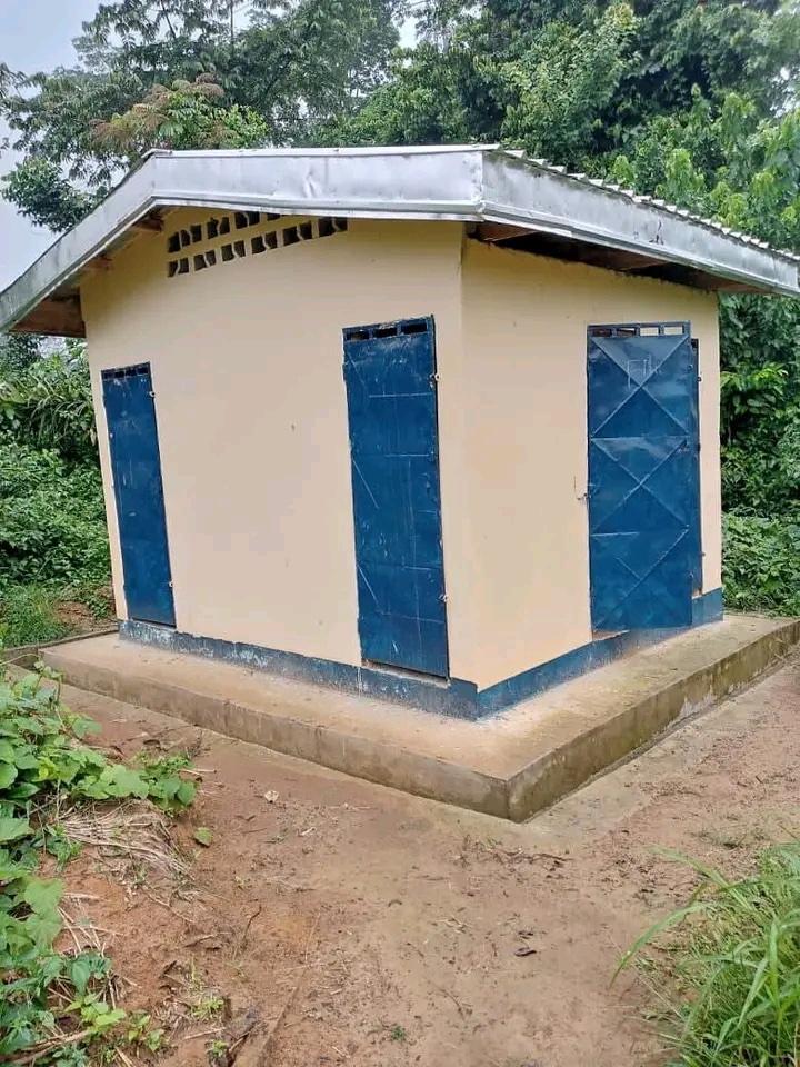 RadioCultureFm's tweet photo. #RentréeScolaire 2022-2023
Des toilettes dans les établissements scolaires de la Commune de #Matomb pour le soulagement des apprenants et des enseignants.
#NyongEtKellé #Cameroun #Cameroon #CultureFM https://t.co/pysuKMbrue