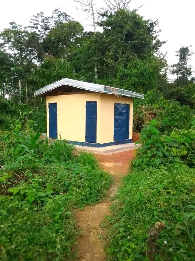 RadioCultureFm's tweet photo. #RentréeScolaire 2022-2023
Des toilettes dans les établissements scolaires de la Commune de #Matomb pour le soulagement des apprenants et des enseignants.
#NyongEtKellé #Cameroun #Cameroon #CultureFM https://t.co/pysuKMbrue